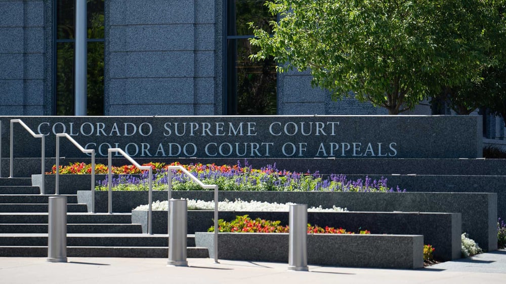 Vor dem Supreme Court in Denver, der Hauptstadt des Bundesstaates Colorado. © Epiglottis / shutterstock.com