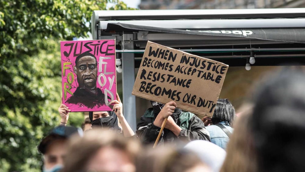 Der Tod von George Floyd im Juni 2020 hat weltweite Proteste gegen Rassimus und Polizeigewalt ausgelöst. © Amnesty International / Jarek Godlewski