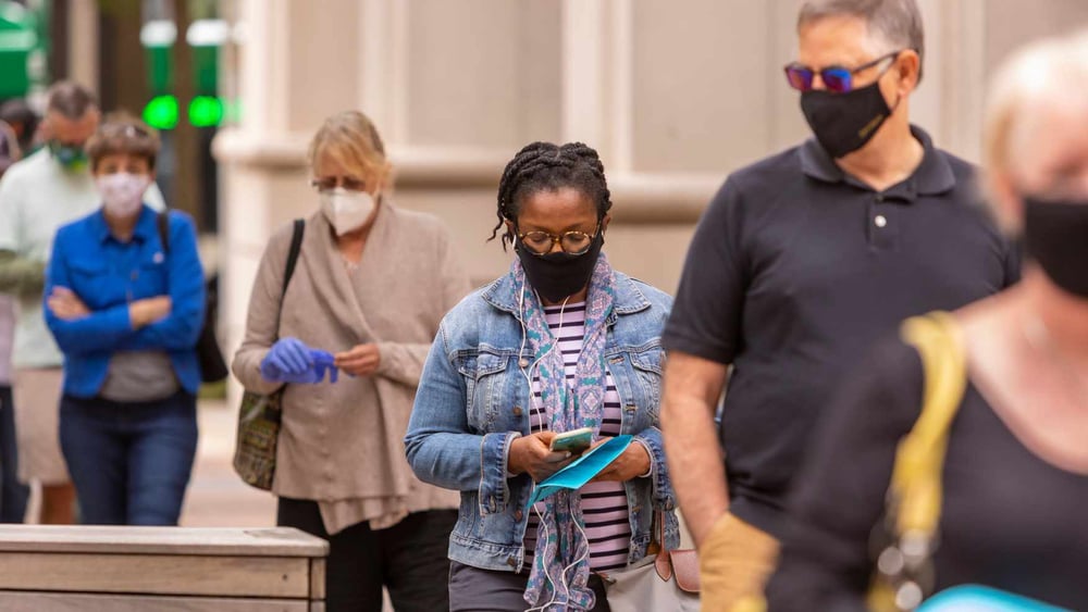 Die USA sind gespalten wie nie zuvor, entsprechend angespannt ist die Stimmung in der Bevölkerung. Bild: Wählende in Arlington, Virginia. © Shuttersock/Rob Crandall