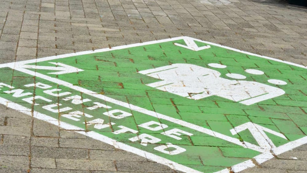 Symbolbild: Ein auf den Boden gedruckter Hinweis für einen Sammelpunkt, Text: Punto de Encuentro.