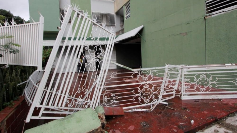 Das Eingangstor der Wohnsiedlung Paraíso in Caracas wurde zerstört, als mehrere Sicherheitseinheiten die Anlage stürmten. © Omar Veliz / El Nacional