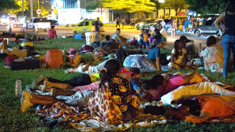 Tausende Venezolanerinnen und Venezolaner mussten das Land verlassen, um sich medizinisch versorgen zu können, wie diese, die in der Stadt Cúcuta in Kolumbien auf Behandlung warten. © Amnesty International/Sergio Ortiz