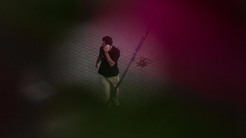 «Mobiltelefone sind wie Polizisten in der Westentasche»: Strassenszene in Minsk, Juni 2016. © Max Sarychau