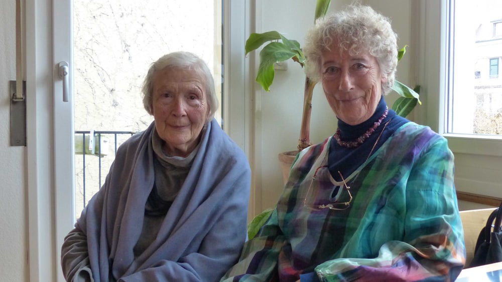 Lassen sich nicht einschüchtern: Nadine Seeli (links) und Roga List sind seit gut vierzig Jahren für Amnesty aktiv. © Jan Amsler