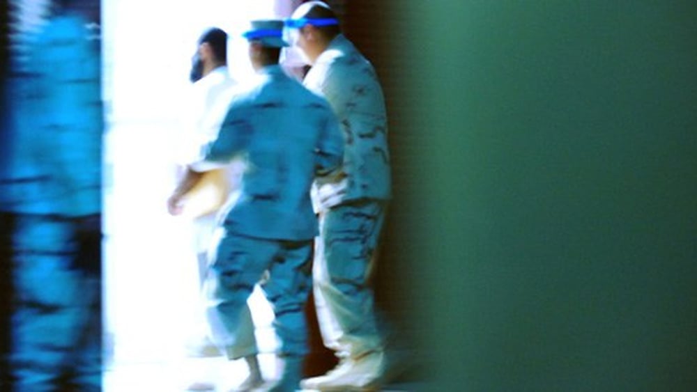 Wärter bringen einen Guantánamo-Häftling auf seine Zelle. © US DoD