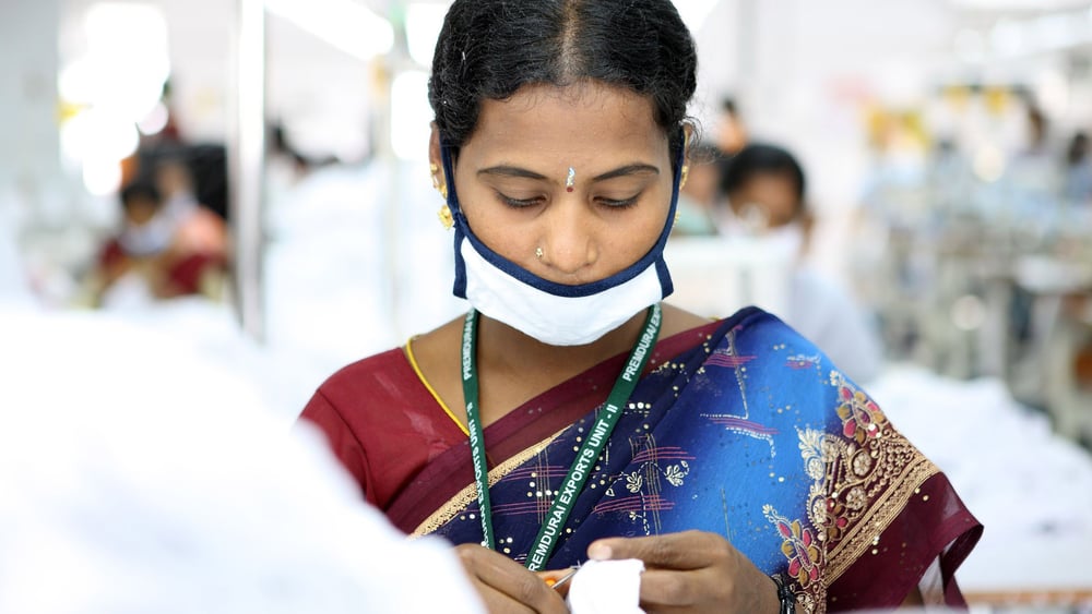 Eine Näherin in einer indischen Zulieferfirma. © SWITCHER SA