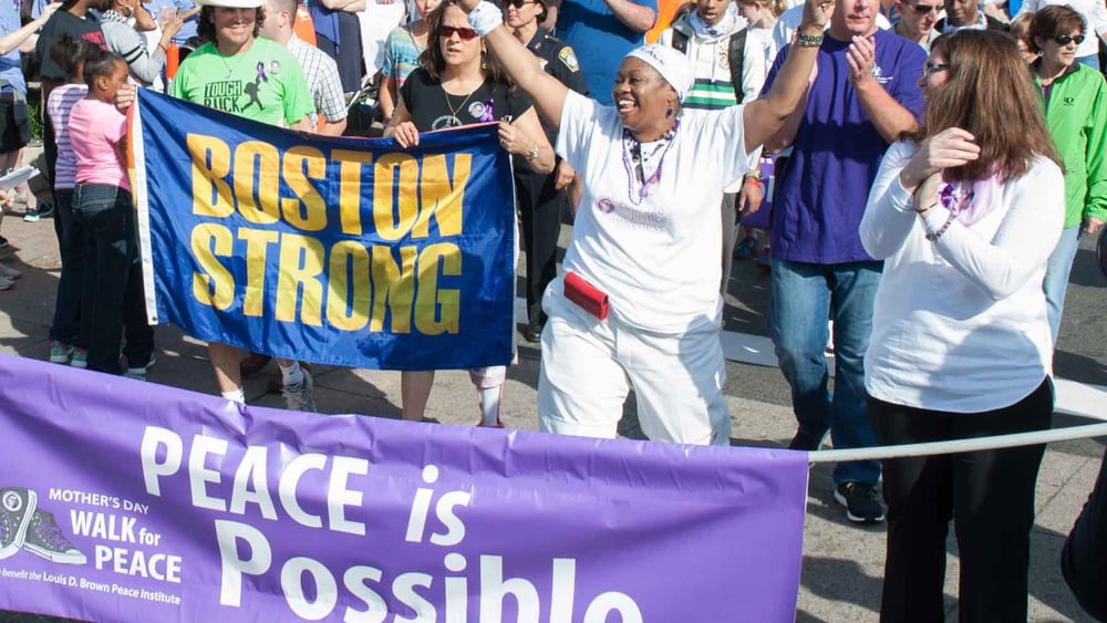 Die diesjährige Muttertags-Aktion, zugunsten der Angehörigen von Gewaltopfern, war mit über 15 000 Teilnehmenden ein Grosserfolg. Im Bild (ganz in Weiss, mit erhobenen Armen) Clementina Chéry in voller Aktion.