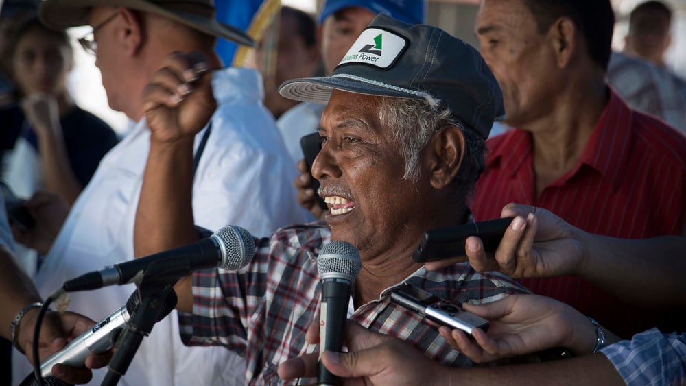 Der Zuckerrohrarbeiter Juan Rivas an einem Protestmarsch. © Tanja Lander