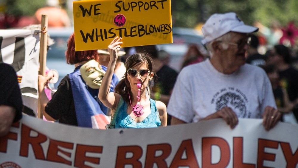 Demonstrierende zeigen auf der «Twin Cities Pride»-Parade in Minneapolis ihre Solidarität mit Whistleblower Chelsea (Bradley) Manning. © Tony Webster/CC BY-SA 4.0 via Wikimedia Commons