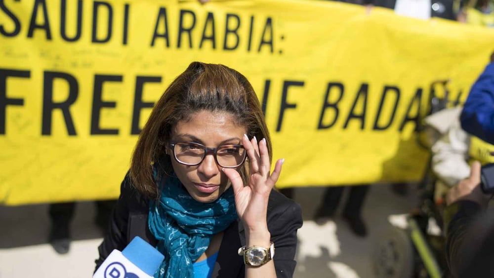 Weltweiter Widerstand: Ensaf Haidar vor der saudischen Botschaft in Berlin. © Amnesty International
