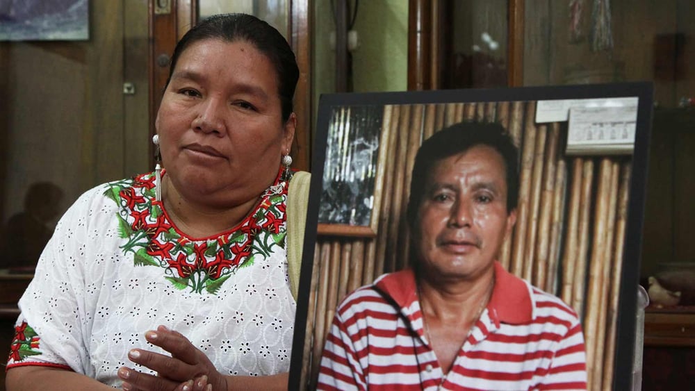 Sie will stark bleiben: Angélica Choc mit einem Bild ihres Mannes Adolfo. © James Rodríguez / mimundo.org