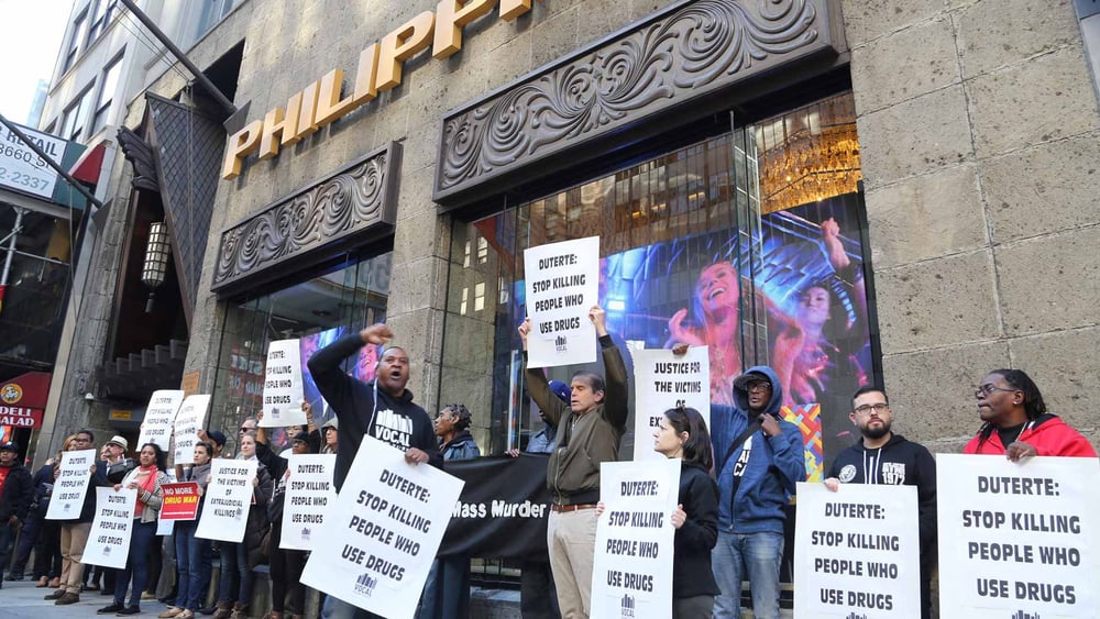 Protestveranstaltung gegen Dutertes Anti-Drogen-Krieg vor dem philippinischen Konsulat in New York, Oktober 2016. © VOCAL-NY / Wikicommons