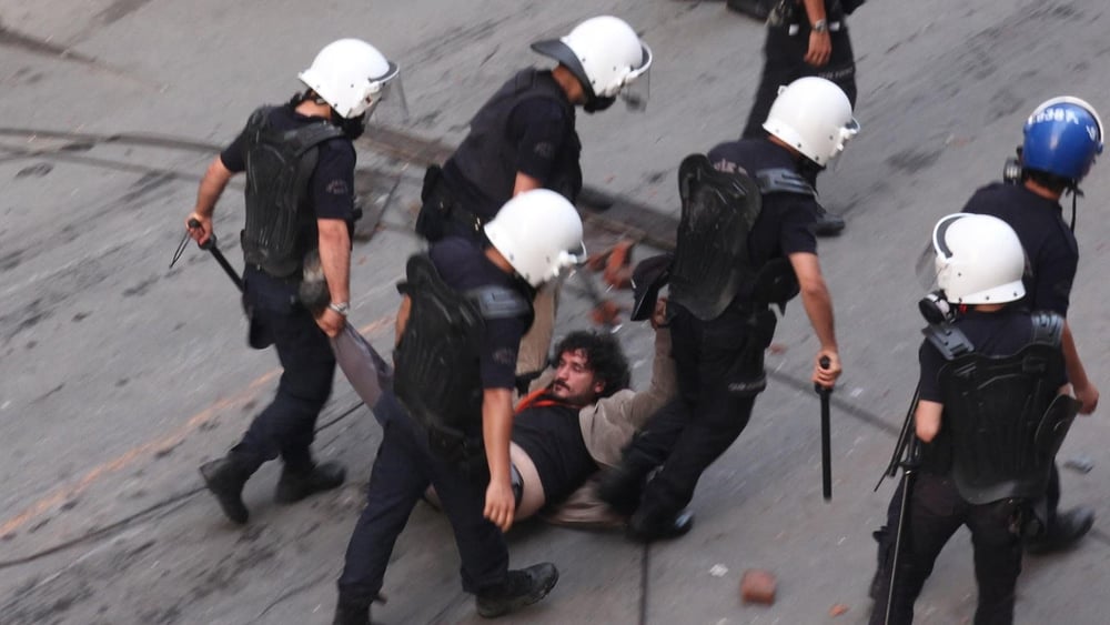 Rabiate Unterdrückung der Gezi-Proteste: Gökhan Biçici, Journalist des pro-kurdischen Senders IMC TV, wird über den Boden geschleift. © Zafer Çimen