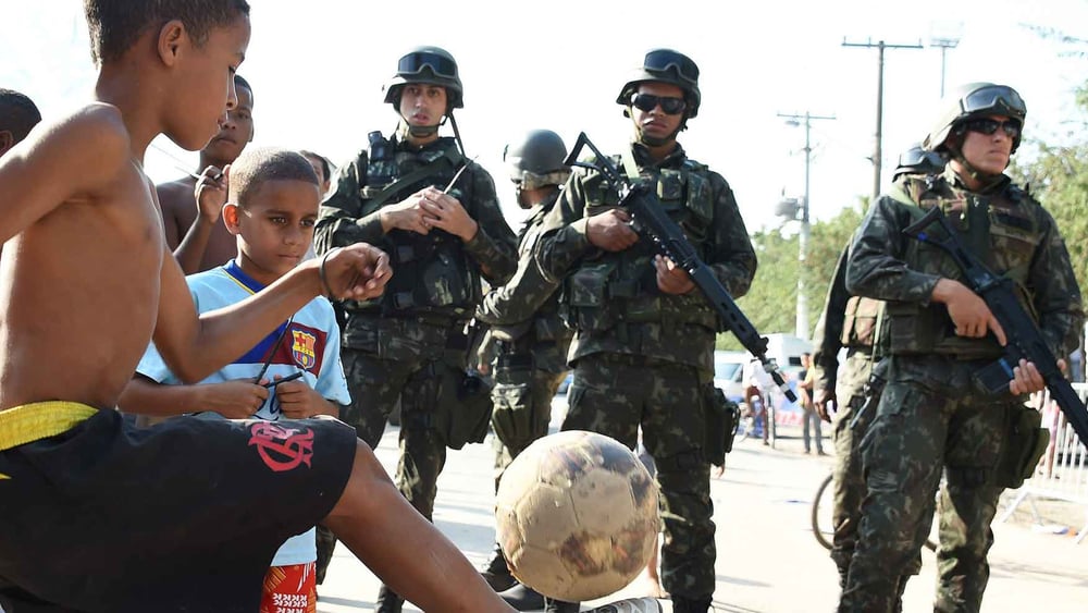 Die Sicherheitskräfte sind allgegenwärtig, vor allem in den Favelas. Hier während der Wahlkampagne von Dilma Roussef im September 2014, als sie die Favela Mare besuchte. ©  VANDERLEI ALMEIDA/AFP/Getty Images