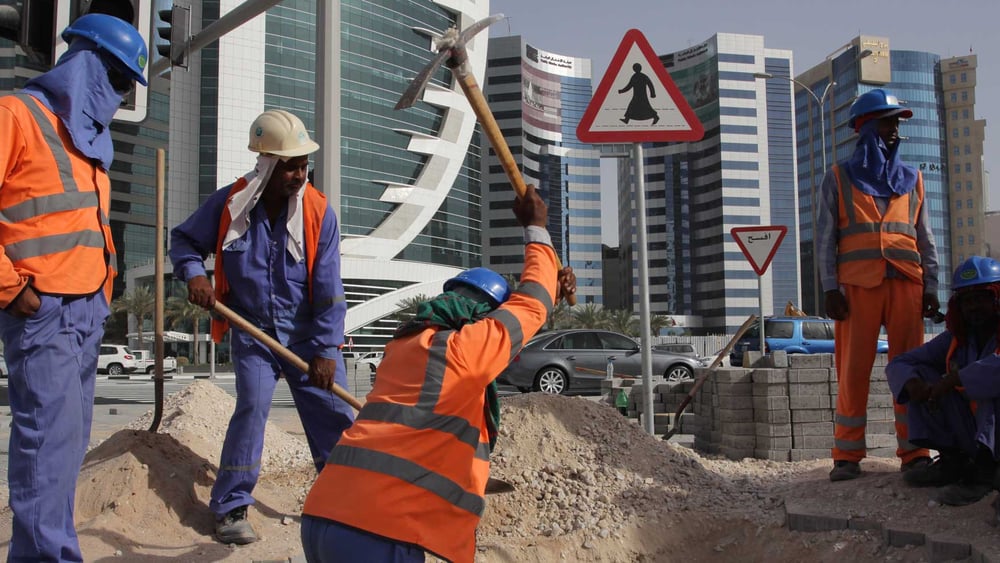 Schuften bei zum Teil über 40 Grad Celsius im Schatten: Bauarbeiter in Katar. © Pete Pattisson