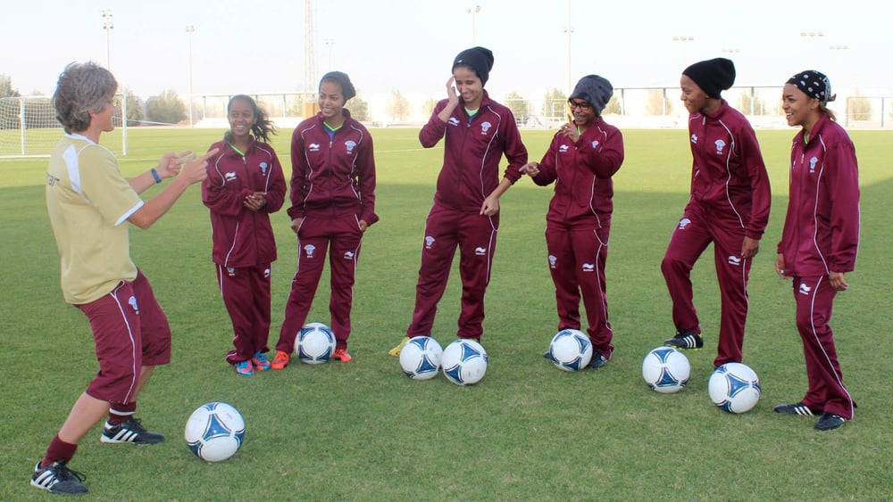 Monika Staab hat die Frauenfussballmanschaft in Bahrain trainiert. Sie ist überzeugt, dass der Sport das Selbstbewusstsein der Frauen stärkt. © DR
