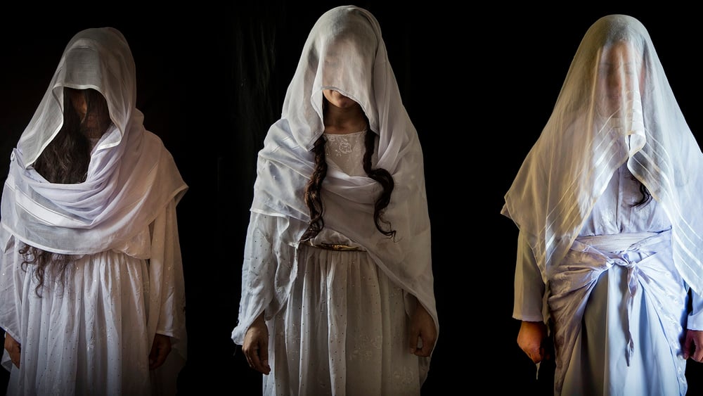 Die Fotografin hat die geflohenen jesidische Frauen bewusst im Hochzeitskleid fotografiert. © Seivan Salim