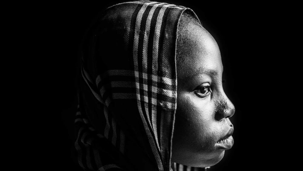 Gajar, 16, Feldarbeiterin, wurde für sieben Monate verschleppt. Sie wurde zwangsverheiratet, ihr Sohn Isa stammt von ihrem Peiniger. © Andy Spyra / Suhrkamp Verlag