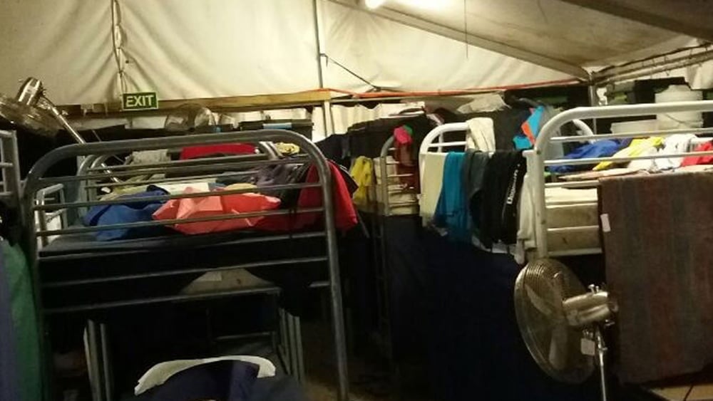 Über 400 Asylsuchende und Flüchtlinge leben in solchen Unterkünften auf Nauru. Die Temperaturen in den Zelten können bis 50° Celsius erreichen. © Amnesty International