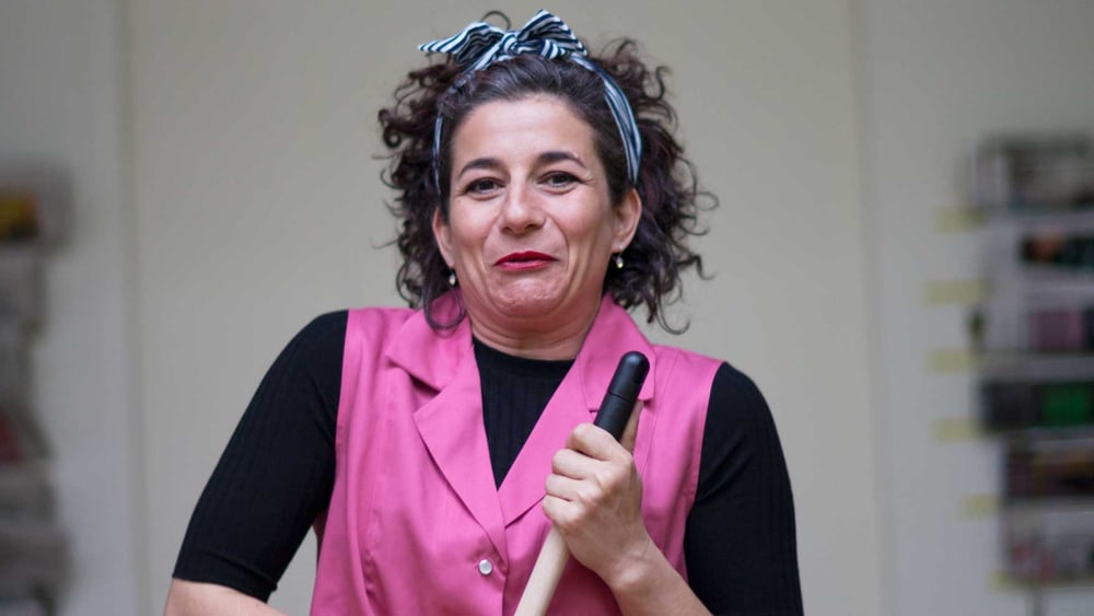 Frau Ziegerli ist die Putzfrau des Hauses. Sie hinterfragt scheinbar logische Zusammenhänge unserer globalisierten Welt. Für weitere Rollen klicken Sie auf das Bild. © AI / Marcel Hagmann