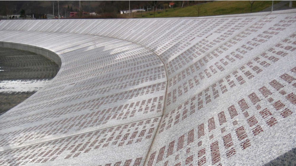 Ein Instrument des Völkerrechts sind die Kriegsverbrechertribunale: Der Internationale Strafgerichtshof für das ehemalige Jugoslawien wurde am 25. Mai 1993 geschaffen. Zu den bekannesten Prozessen gehört jener gegen den serbischen General Ratko Mladic. Im Bild eine Namenstafel an der Gedenkstätte in Potocari in der Nähe von Srebrenica. © Michael Bueker