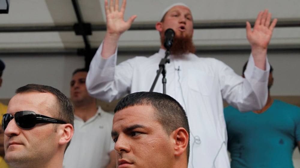 Gibt scheinbaren Halt und Orientierung: Der zum Islam konvertierte deutsche Prediger Pierre Vogel, auch Abu Hamza genannt, an einer Kundgebung in Frankfurt am Main, 2011.  © Stephan Morgenstern/laif