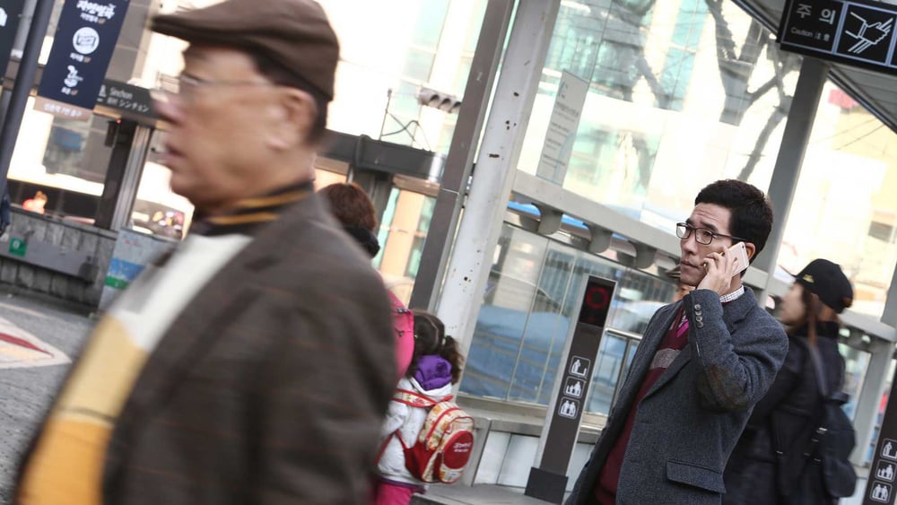 Kein Anschluss: Choi Hyun-joon (2.v.r.) ist aus Nordkorea nach Seoul geflohen. Er hat wenig Chancen, mit seinen Freunden oder Angehörigen in der Heimat zu telefonieren. © AI