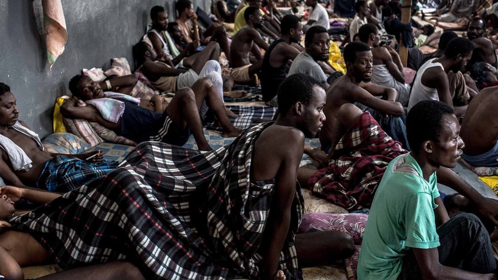 Hunderte von Migranten drängen sich im Abu Salim-Haftzentrum in Tripolis. © Daniel Etter/laif