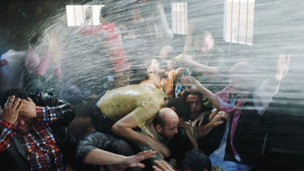 Selbst im Kastenwagen sind die Eingepferchten nicht vor dem Wasserwerfer sicher. © Sampek Productions