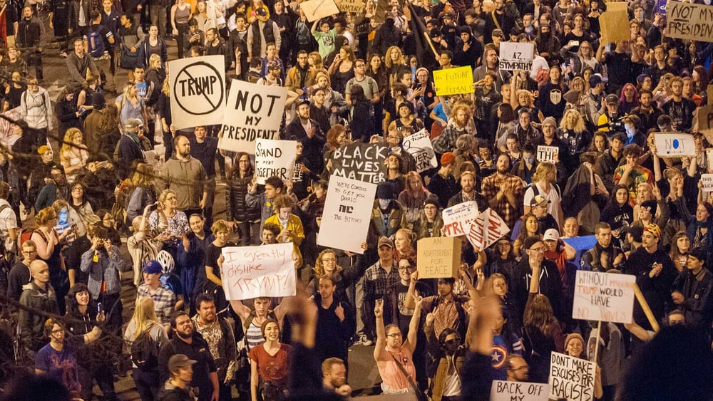 Proteste über Proteste gegen Trump und seine Dekrete: In Portland gingen Tausende tagelang auf die Strasse und äusserten ihr Missfallen über die Wahl Trumps zum 45. Präsidenten der USA. © Diego G Diaz / Shutterstock