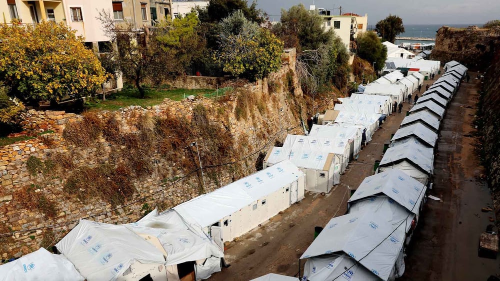 Zelt an Zelt: Das Camp Souda, das in einem Graben der Stadtmauer von Chios liegt. © Giorgos Moutafis/Amnesty International
