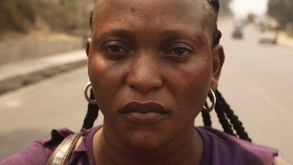 Ohne Gefühlsregung treibt Félicité das Geld für die Operation ihres Sohnes ein. © trigon Film