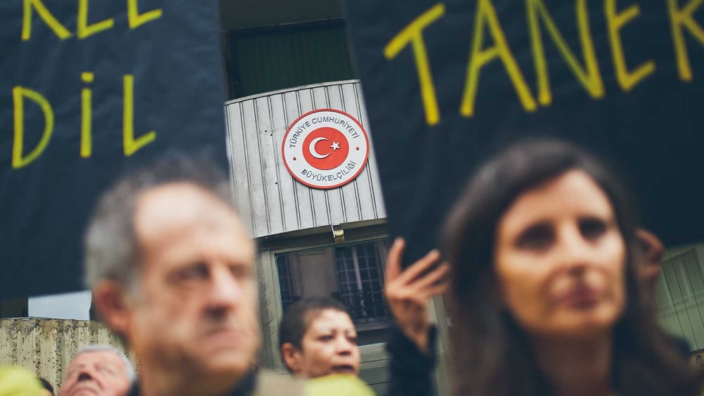 Freiheit für İdil und Taner: Demonstration vor der türkischen Botschaft in Paris. © Christophe Meireis