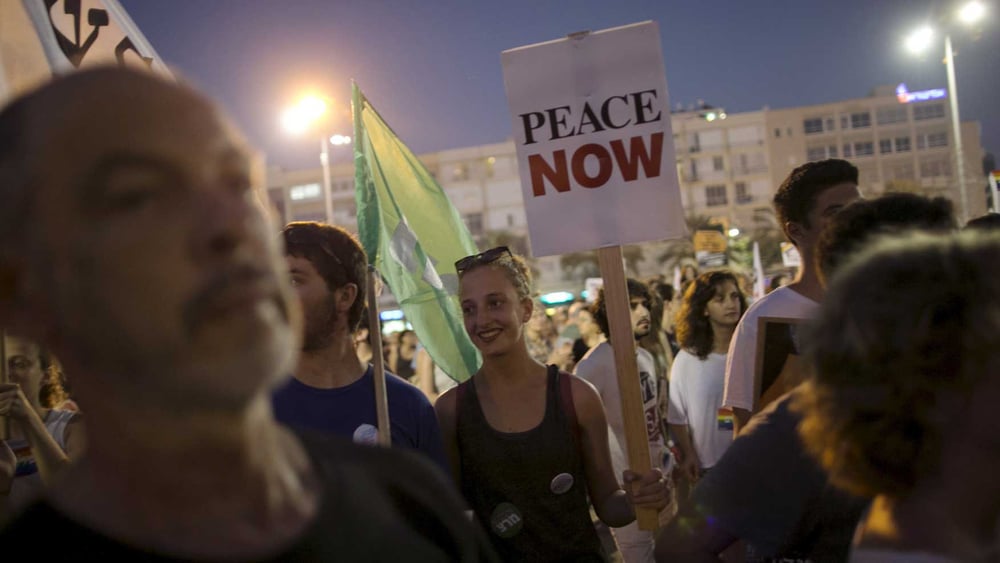 «Die Attacken haben uns stärker gemacht.» Israelis demonstrieren in Tel Aviv gegen die Besetzung des Westjordanlands. © Reuters/Baz Ratner