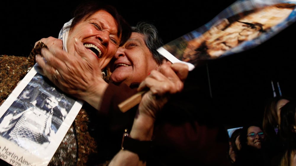 Zwei «Madres de Plaza de Mayo» in Argentinien freuen sich über die Verurteilung von Marine- und Geheimdienstoffizier Alfredo Astiz und weiteren mitangeklagten Militärs. Astiz erhielt wegen Verschleppung und Folter von Oppositionellen während der Videla-Diktatur eine lebenslange Freiheitsstrafe. © Keystone / Marcos Brindicci