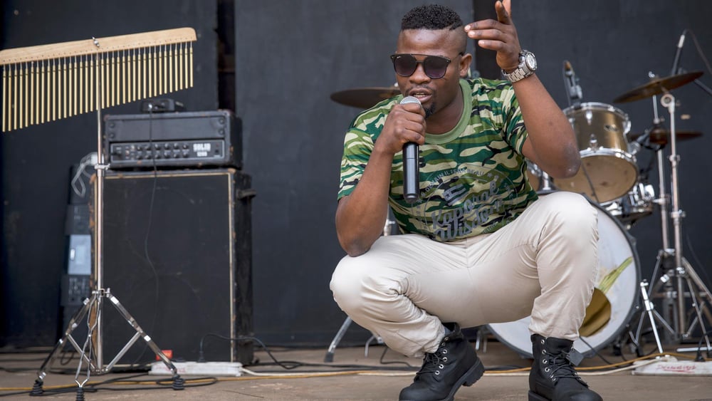 Ein Mann mit Message: Kaporal Wisdom in Aktion. © Amnesty International