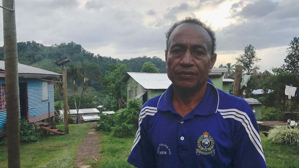 Sade Marika ist Vorsteher des Dorfs Naviavia auf Fidschi. Es liegt mitten in dem Gebiet, das nun Kiribati gehört. © Bastian Hartig