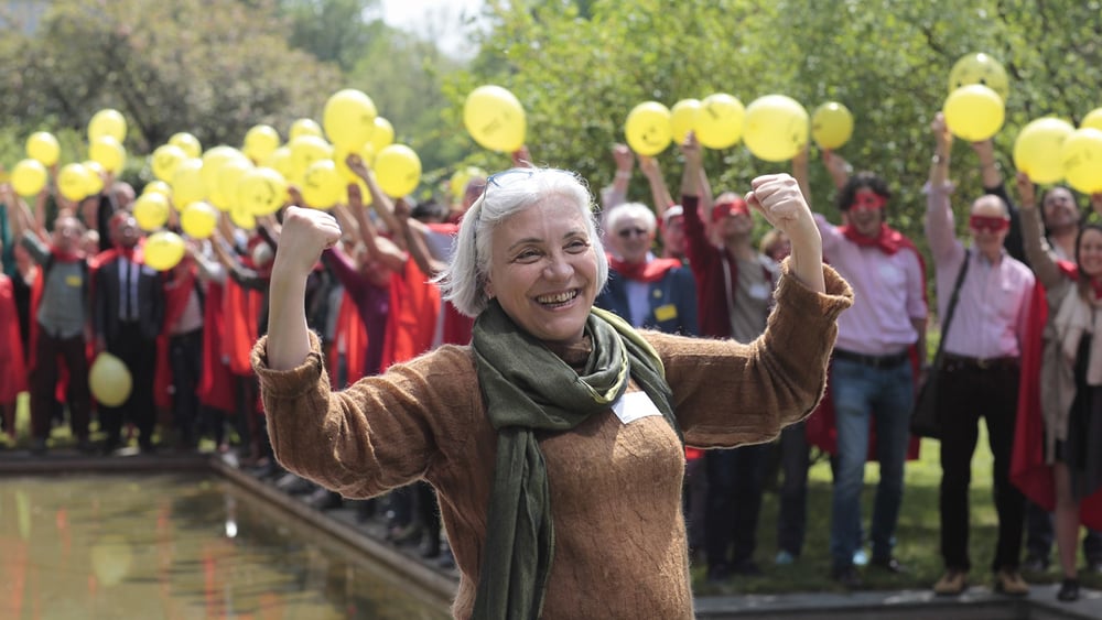 Idil Eser an einer Fotoaktion von Amnesty International in Bern im Mai 2018. © Amnesty International