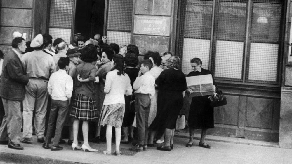 Die meisten «Algerienfranzosen» – die sogenannten Pied-noirs – waren anders als Joseph Andras gegen eine Unabhängigkeit Algeriens. Tausende von ihnen mussten während des Unabhängigkeitskrieges ins Mutterland fliehen, so kam es oft zu Gedränge vor dem Schalter für Ausreisegenehmigungen, wie hier in Oran 1962. © KEYSTONE / STR