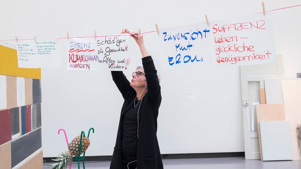 Lore Zablonier, Vorstandsmitglied der Klimaseniorinnen, bei der Klimawäsche. © Nelly Rodriguez