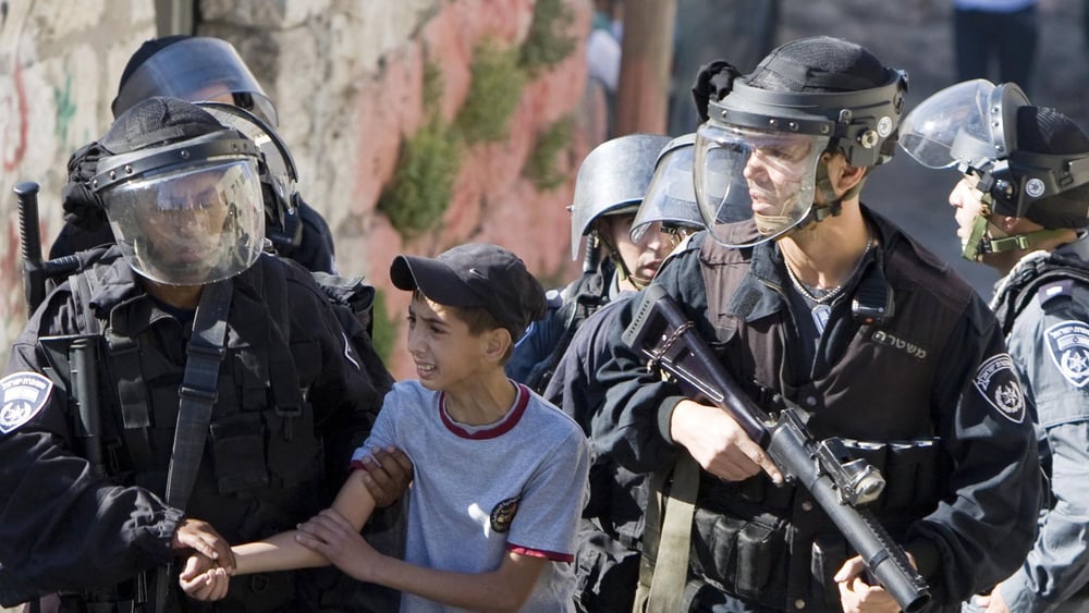 Kinder im Gefängnis Israelische Sicherheitskräfte verhaften ein palästinensisches Kind bei Protesten am Jahrestag, an welchem der Vertreibung von Hunderttausenden PalästinenserInnen im Jahr 1948 gedacht wird. © AHMAD GHARABLI/AFP/GettyImages