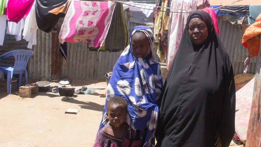 Zerstörte Familien: Die Somalierin Isha Abdule Isaaq mit zwei der Kinder ihres verstorbenen Bruders in einem Vertriebenenlager. © Bettina Rühl