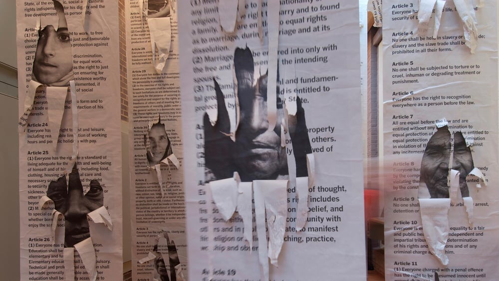 Hinter jedem Artikel der AEMR stecken die unveräusserlichen Rechte von uns allen. In der Ausstellung «Erklärung» des Amnesty International Human Rights Centre London anlässlich des 60. Geburtstags der AEMR wurden die 30 Menschenrechtsartikel eindrücklich präsentiert. © Peter Kennard/ Jenny Matthews/Amnesty International