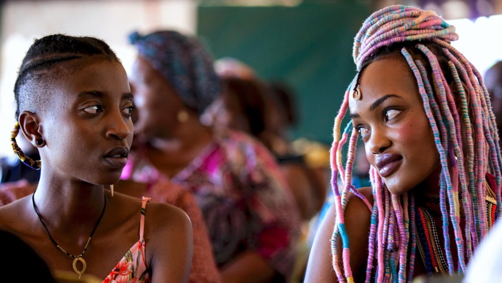 Die Chemie zwischen Kena und Ziki stimmt, aber ihr Umfeld ist gegen diese Liebe. © Trigon Film