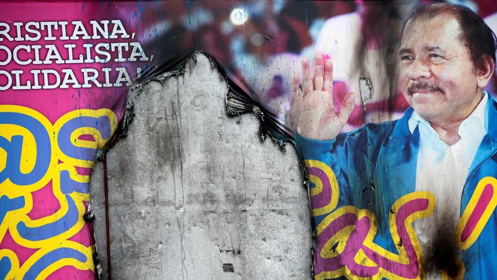 Ausdruck des Unmuts: Ein beschädigtes Poster zeigt Präsident Ortega. © REUTERS/Oswaldo Rivas