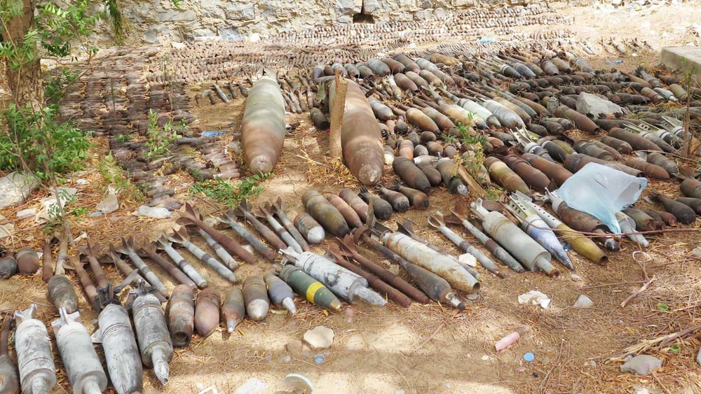 Noch scharfe Bomben und Geschosse, die zur Entschärfung in einem Garten gesammelt wurden. © Amnesty International
