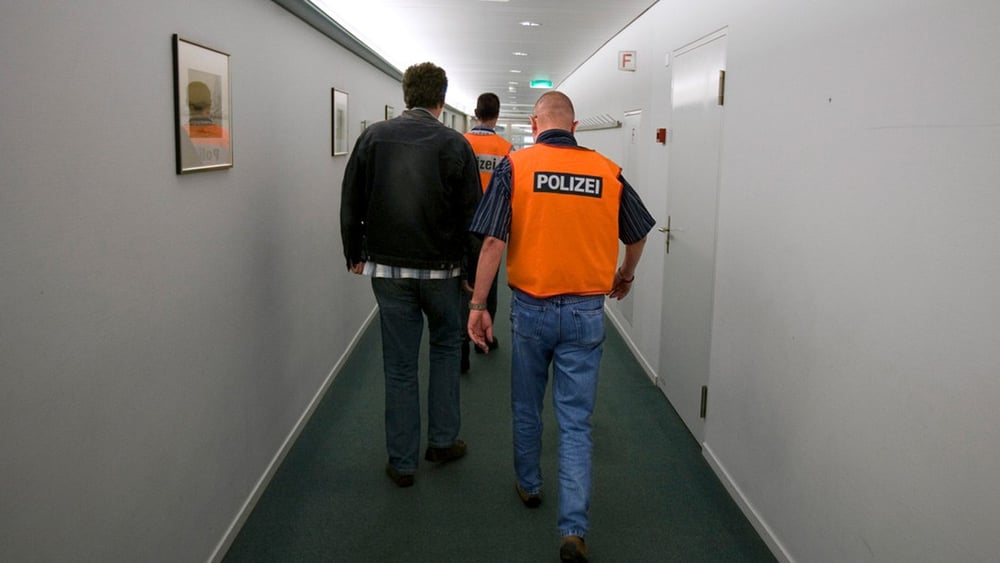 Eine Auslieferung in einen Staat, in welchem Folter oder Verfolgung droht, ist eine fundamentale Menschenrechtsverletzung und der Schweiz nicht würdig. © Gaetan Bally/Keystone