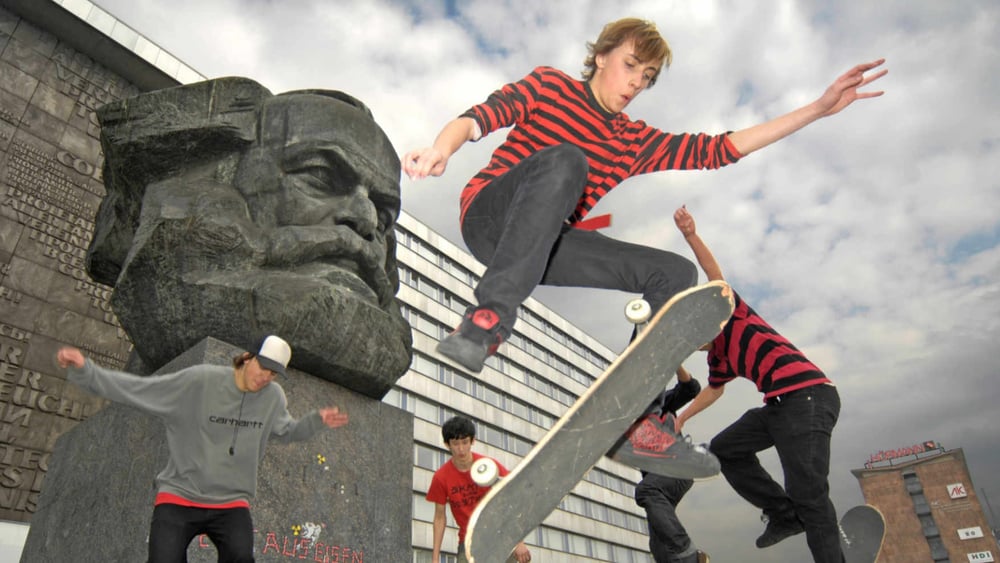 Treffpunkt: Skater beim Karl-Marx-Monument in Chemnitz. © Keystone/Caro Dahl