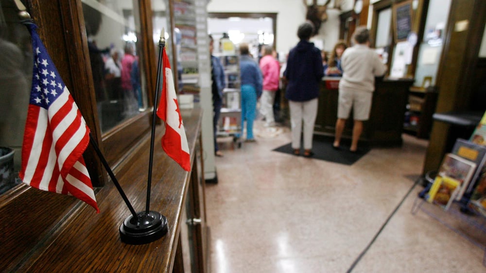 Geteilte Bibliothek. Eine schwarze Linie kennzeichnet den Grenzverlauf in der Haskell Free Library zwischen Derby Line (USA) und Stanstead (Kanada). © Keystone/AP Toby Talbot