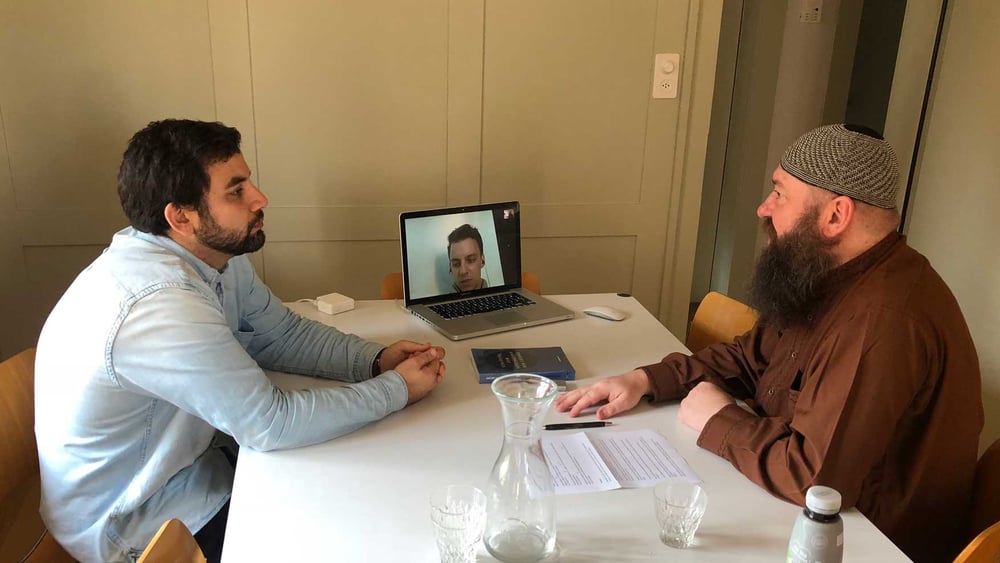 Kerem (links) mit Elias (auf dem Laptop), Mazin (nicht im Bild) und Christian (rechts) im Gespräch. © Ralf Kaminski